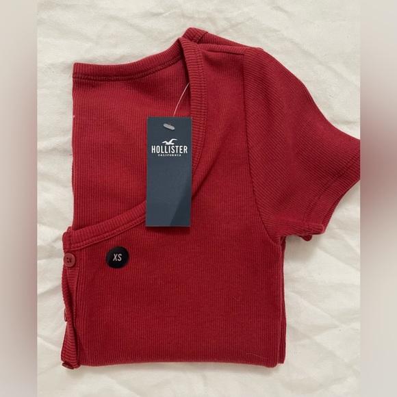 Hollister must-have collection baby tee NWT!! - Picture 2 of 4